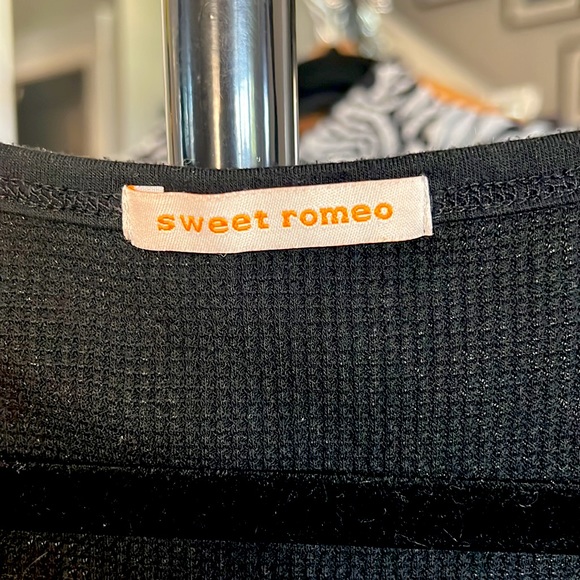 Sweet Romeo- Cold shoulder tee - Picture 2 of 4